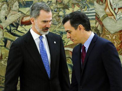 El presidente del Gobierno Pedro Sánchez conversa con Felipe VI, tras prometer su cargo en La Zarzuela, este miércoles.