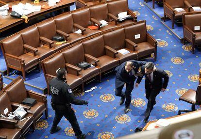 Miembros del Congreso corren para ponerse a salvo, tras la irrupción de los manifestantes en el Capitolio.