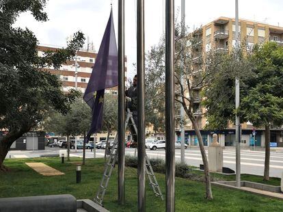 El Ayuntamiento de Almassora baja las banderas a media asta el 20 de marzo de 2020.