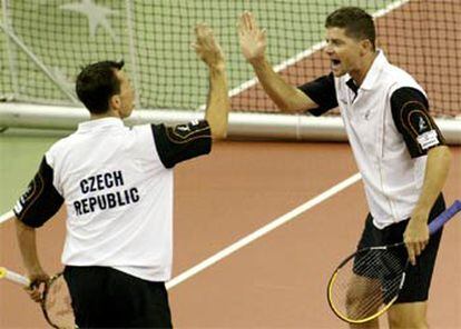 Novak, a la derecha, celebra con Stepanek un punto en el partido contra Nadal y Robredo.