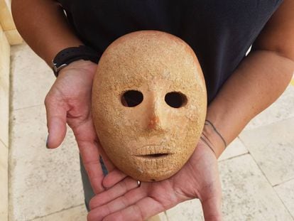 Máscara neolítica de 9.000 años de antigüedad encontrada en Hebrón (Cisjordania).