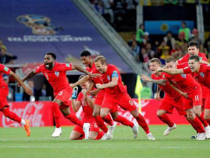 Foto: Los jugadores ingleses celebran su pase a cuartos tras ganar en los penaltis a Colombia. / Vídeo: Polémicas arbitrales en el España 1 (3) - Rusia 1 (4).