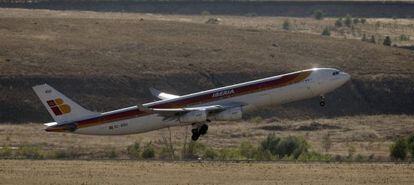 Un avión de Iberia despega en el aeropuerto de Madrid.