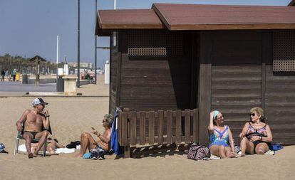 Un grupo de mayores, en la playa de la Malvarrosa, en Valencia.