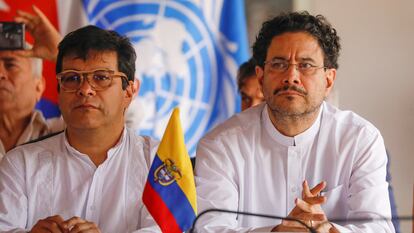 Danilo Rueda, el Alto Comisionado para la Paz de Colombia y el Senador Iván Cepeda asisten a una conferencia de prensa para anunciar la segunda ronda de conversaciones de paz entre el gobierno de Colombia y el ELN para este año, en Caracas, Venezuela, el 21 de enero de 2023.