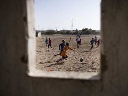 El fútbol contribuye a la integración de los talibés en este distrito de Saint Louis, en Senegal. Aquí se encuentra también el primer vivero para la experimentación botánica de África occidental