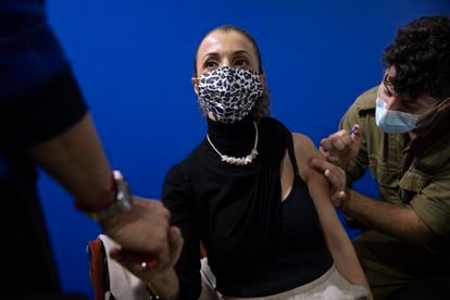 Una mujer recibe la segunda dosis de la vacuna en Israel.