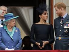 La reina Isabel II (a la izquierda) observa a Meghan Markle y Enrique de Inglaterra en el balcón del palacio de Buckingham, en julio de 2018.