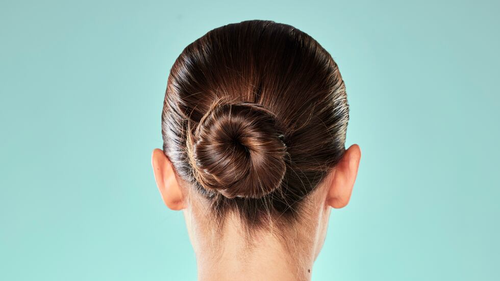 ‘Clean look’: cómo hacer un moño pegado paso a paso | Belleza ...
