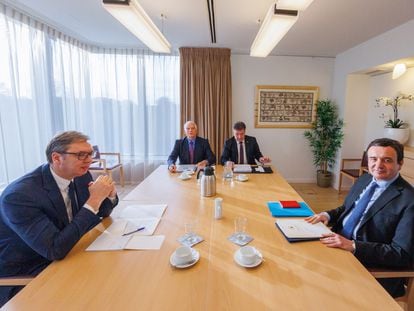 Desde la izquierda: el presidente de Serbia, Aleksandar Vucic, el alto representante para la Política Exterior de la UE, Josep Borrell, el enviado de la UE para el diálogo de Kosovo y Serbia, Miroslav Lajcak, y el primer ministro de Kosovo, Albin Kurti, este lunes en Bruselas.