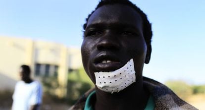 Un inmigrante herido, cerca de la frontera con Melilla, en agosto de 2012.