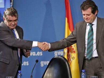 Jos&eacute; Manuel Vela (izquierda) se despide del vicepresidente del Consell, Jos&eacute; Ciscar, tras anunciar su dimisi&oacute;n.