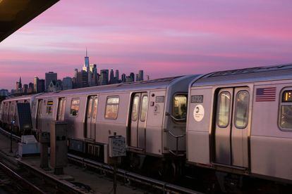 La estación Smith-9street, en Brooklyn, es la plataforma para metro más alta del mundo. Mientras se espera a la línea F al atardecer, se convierte en un privilegiado y baratísimo mirador de la ciudad.