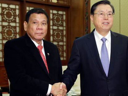 Duterte (izda.), y Zhang Dejiang, alto dirigente chino.