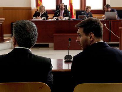 Lionel Messi, a la derecha, junto a su padre, Jorge Messi, en la Audiencia de Barcelona, el pasado mes de junio.