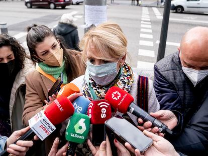 La expresidenta de la Comunidad de Madrid, Esperanza Aguirre, atiende a los medios justo antes de la reunión del Comité Ejecutivo del PP de Madrid.