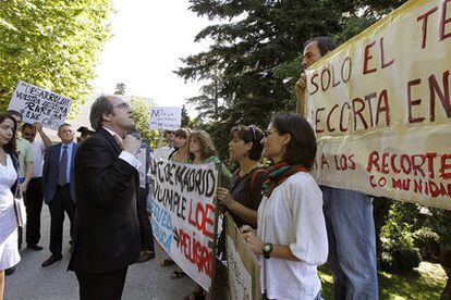 Gabilondo habla con una veintena de profesores que protestaban por los recortes de Aguirre a su llegada a El Escorial.