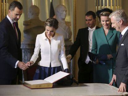 Los reyes de Espa&ntilde;a, firman el Libro de Honor en B&eacute;lgica.