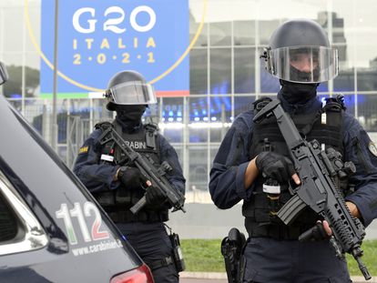 Una pareja de carabinieri vigila el edificio donde se realizarán las reuinones del G20 durante los próximos sábado y domingo.