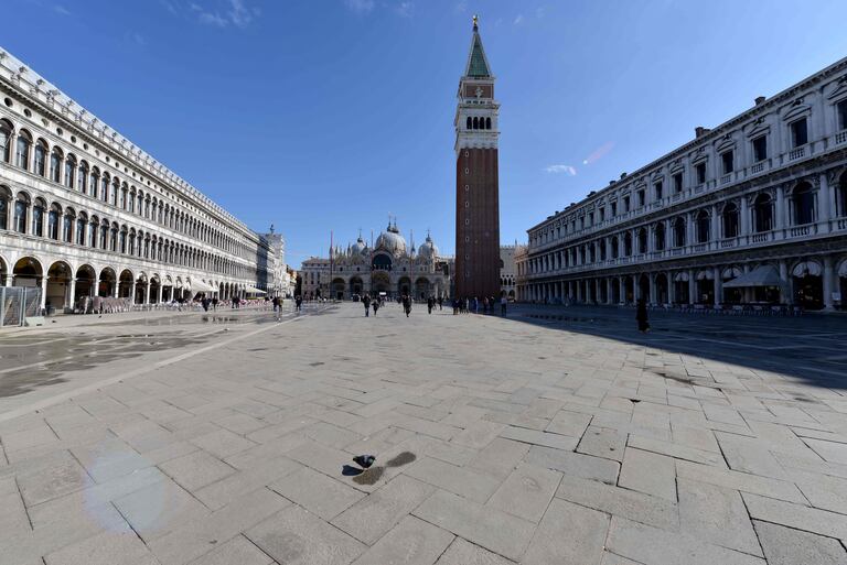 La plaza de San Marcos, en Venecia, casi vacía este domingo.