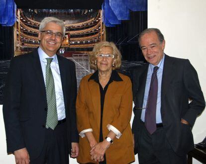 Manuela Carmena, junto al presidente y el director general del Teatro Real, Gregorio Marañón (derecha), e Ignacio García-Belenguer, este miércoles.