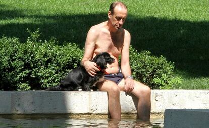 Un hombre se refresca en Madrid durante la ola de calor de junio.