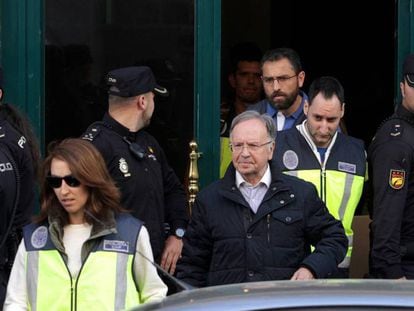 El líder de Manos Limpias, Miguel Bernad, durante su detención, el pasado abril en Madrid. JAIME VILLANUEVA