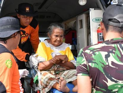Traslado de una anciana al hospital. En vídeo, continúa la búsqueda de los miles de desaparecidos tras el terremoto.