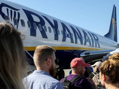 Un grupo de pasajeros entra a un avión de Ryanair en Polonia. 