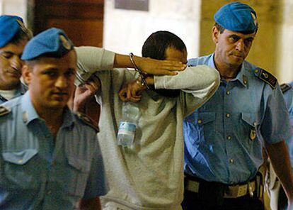 Rabei Osman el Sayed, <i>El Egipcio,</i> conducido por dos policías italianos ante el tribunal de Milán.