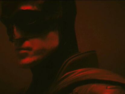 Robert Pattinson caracterizado como Batman.