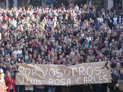 Manifestación de protesta por el triple crimen celebrada ayer en Castelldefels.