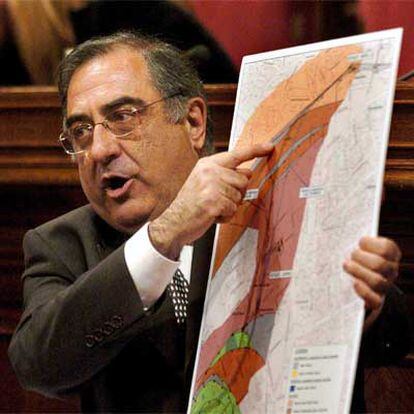 Joaquim Nadal muestra un plano de las obras de la línea 5 de metro durante su comparecencia en el Parlamento catalán.