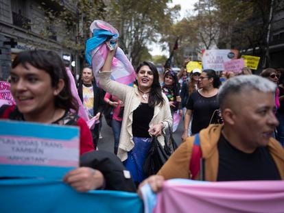 Miembros de la comunidad trans marchan hacia el Congreso en Buenos Aires, Argentina, en 2023.