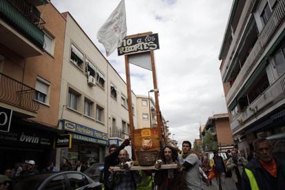 Varios manifestantes llevan una guillotina en la columna este en Vallecas.