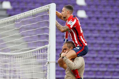 El defensa del Atlético de Madrid Mario Hermoso corta la red celebrando el título de Liga.