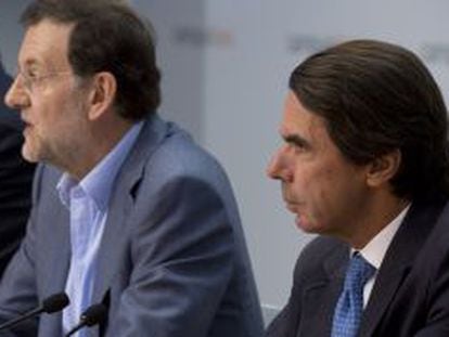 El presidente del Gobierno,Mariano Rajoy, y el ex presidente  Jos&eacute; Mar&iacute;a Aznar, en la clausura el Campus FAES hace un a&ntilde;o. 