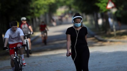 Una mujer camina por la Casa de Campo de Madrid, en 2020.