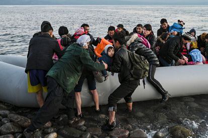 Refugiados desembarcan en la isla griega de Lesbos, el 2 de marzo. Numerosos refugiados sirios declararon que, una vez llegados de Estambul y otras ciudades turcas, ya no tienen permiso para volver, pues las autoridades turcas únicamente les permiten abordar vehículos que los acerquen de nuevo a la frontera.