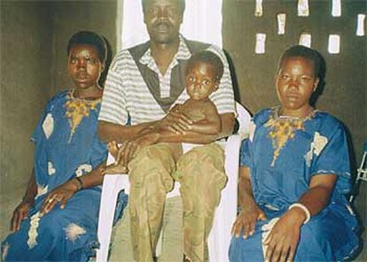 Joseph Kony, con dos de sus mujeres y uno de sus hijos.