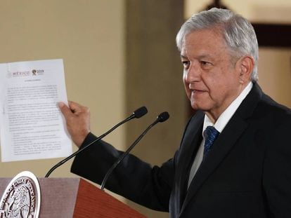 López Obrador presenta la carta en la que asegura que no va a reelegirse.