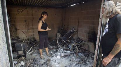 La pareja brit&aacute;nica Kriztina y Phillip observan los restos de su casa.