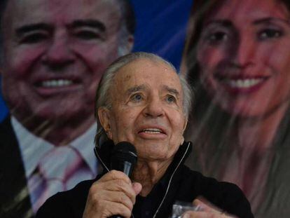 El expresidente Carlos Menem durante un acto de campaña en la Rioja.