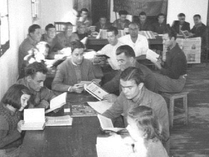 Refugiados españoles en la biblioteca de Villa Don Quichote de Toulouse, antiguo campo de Récébédou, 29 de octubre de 1945.