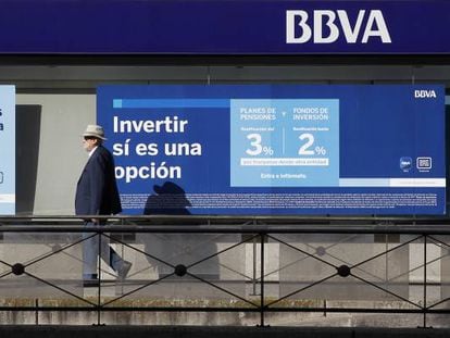Una oficina de BBVA, en Madrid, en la que se anuncian planes de pensiones  y fondos de inversión.