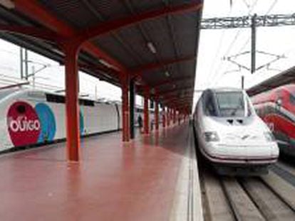  Trenes de alta velocidad de Ouigo, Renfe e Iryo en la estación madrileña de Chamartín. 