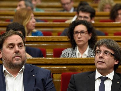 Carles Puigdemont y oriol Junqueras en el Parlamento catal&aacute;n.