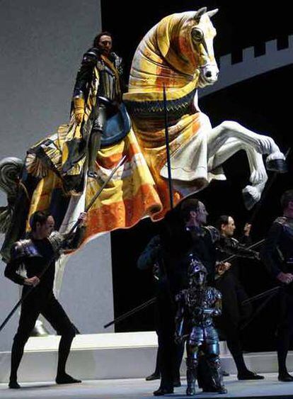Escena de la ópera <i>Tancredi</i>, representada ayer en el Teatro Real.