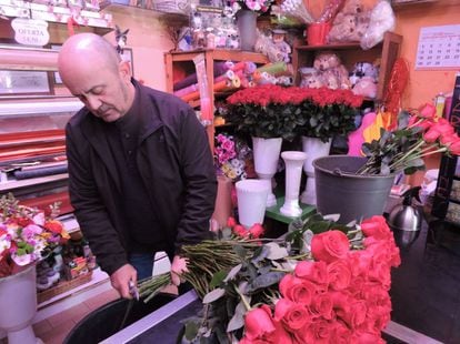 José Miguel Moya, propietario de la floristería Sarani, en Madrid, prepara un ramo de rosas para San Valentín.