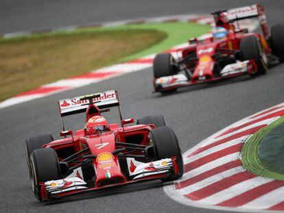 Raikkonen y Alonso ruedan en Montmeló.